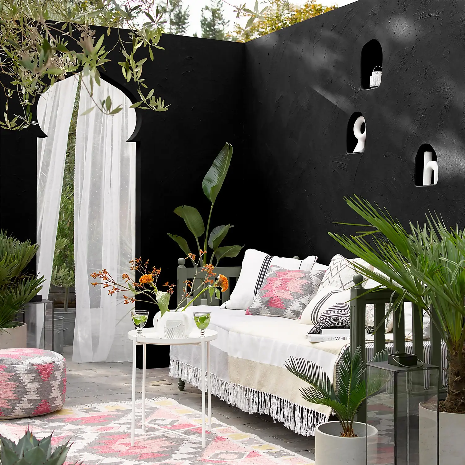 Sandtex® Ultra Smooth Masonry Paint Black - 2.5L 3 Sandtex® Ultra Smooth Masonry Paint Black - 2.5L - Image 3