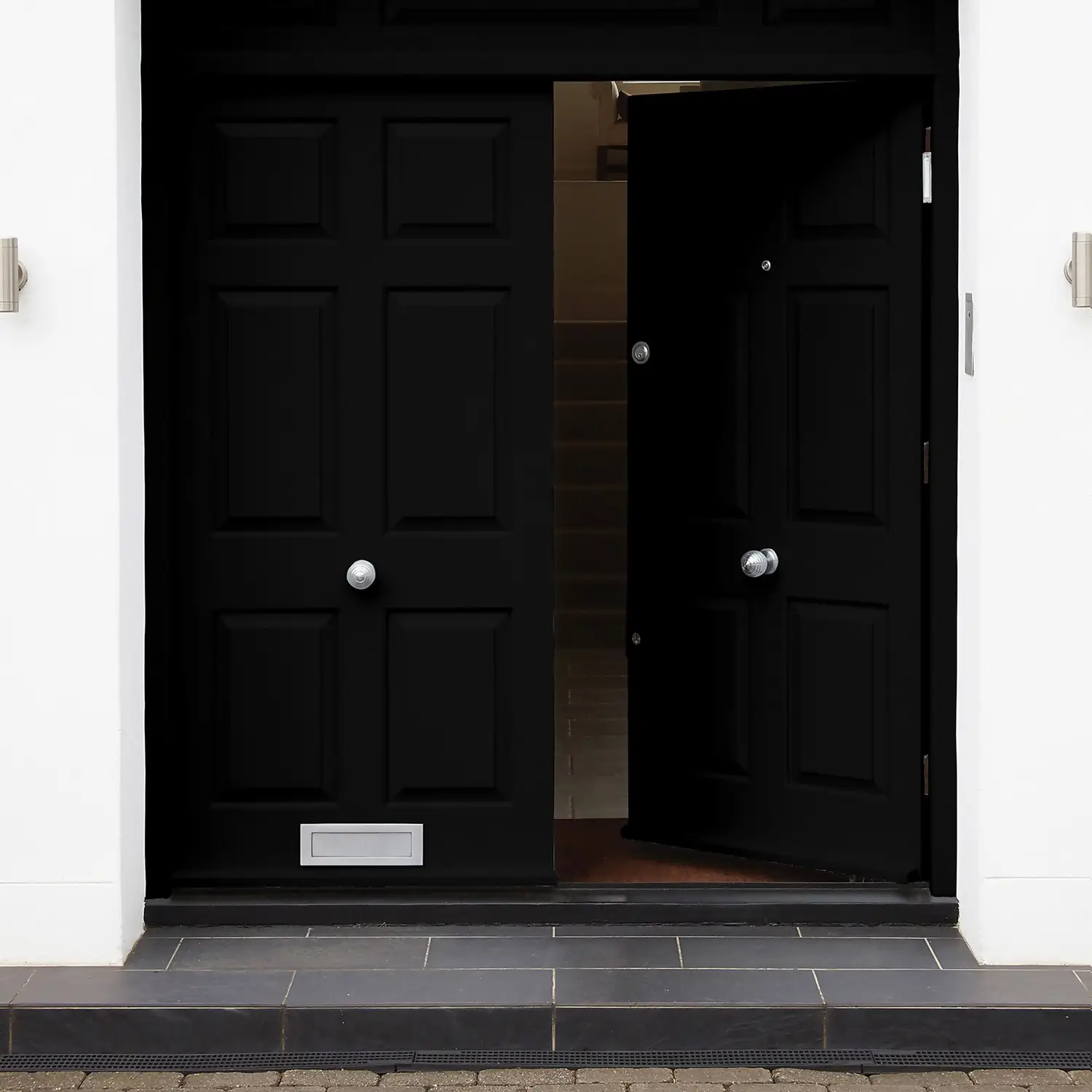 Sandtex® Exterior 10 Year Gloss Paint Charcoal Black - 750ml 2 Sandtex® Exterior 10 Year Gloss Paint Charcoal Black - 750ml - Image 2