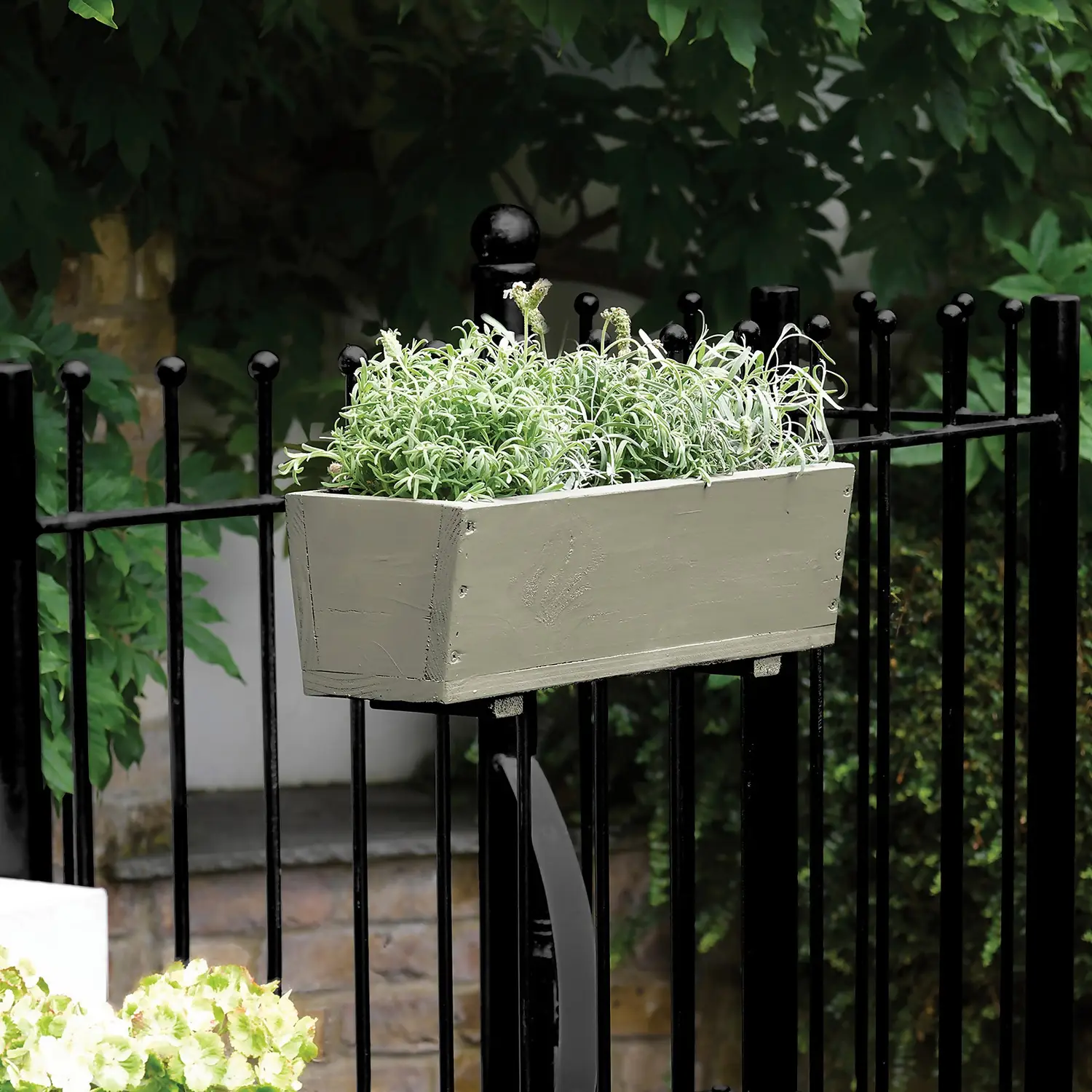 Sandtex® Exterior 10 Year Gloss Paint Charcoal Black - 750ml 3 Sandtex® Exterior 10 Year Gloss Paint Charcoal Black - 750ml - Image 3